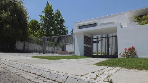 Portón corredera Alcip con acabado metálico