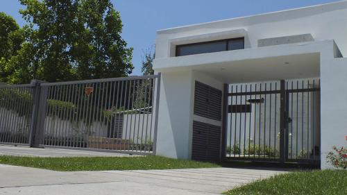 Portón corredera eléctrico con diseño moderno