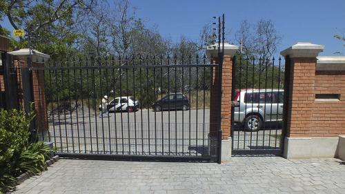 Portón eléctrico corredera con riel