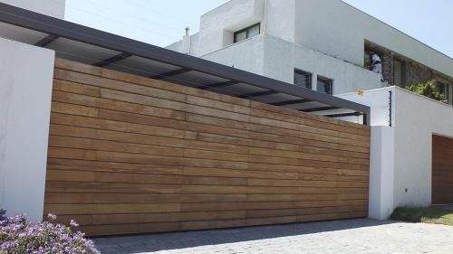Portón abatible con automatización eléctrica
