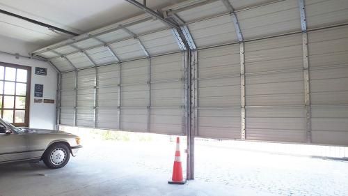 Portón levadizo eléctrico para casa