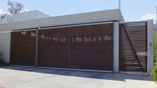 Portón de abatir automático para casa