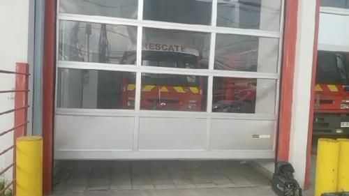 Portón levadizo eléctrico para bombreos