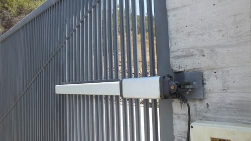 Portón abatible metálico con diseño clásico