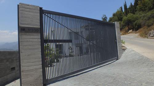 Portón de abatir eléctrico residencial