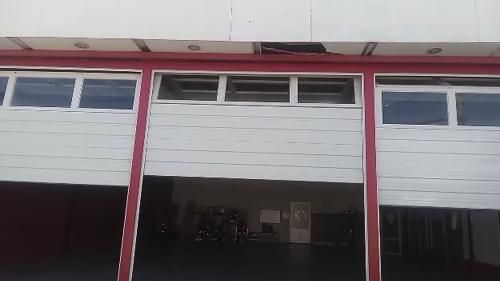 Portón levadizo tipo bombero para cuartel